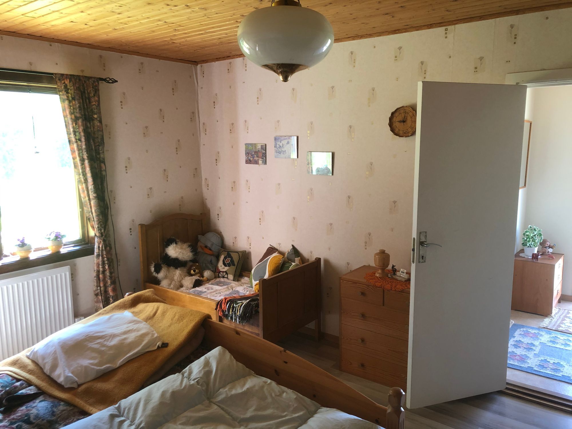 Mysig stuga i skogskanten – bild 5 av 7