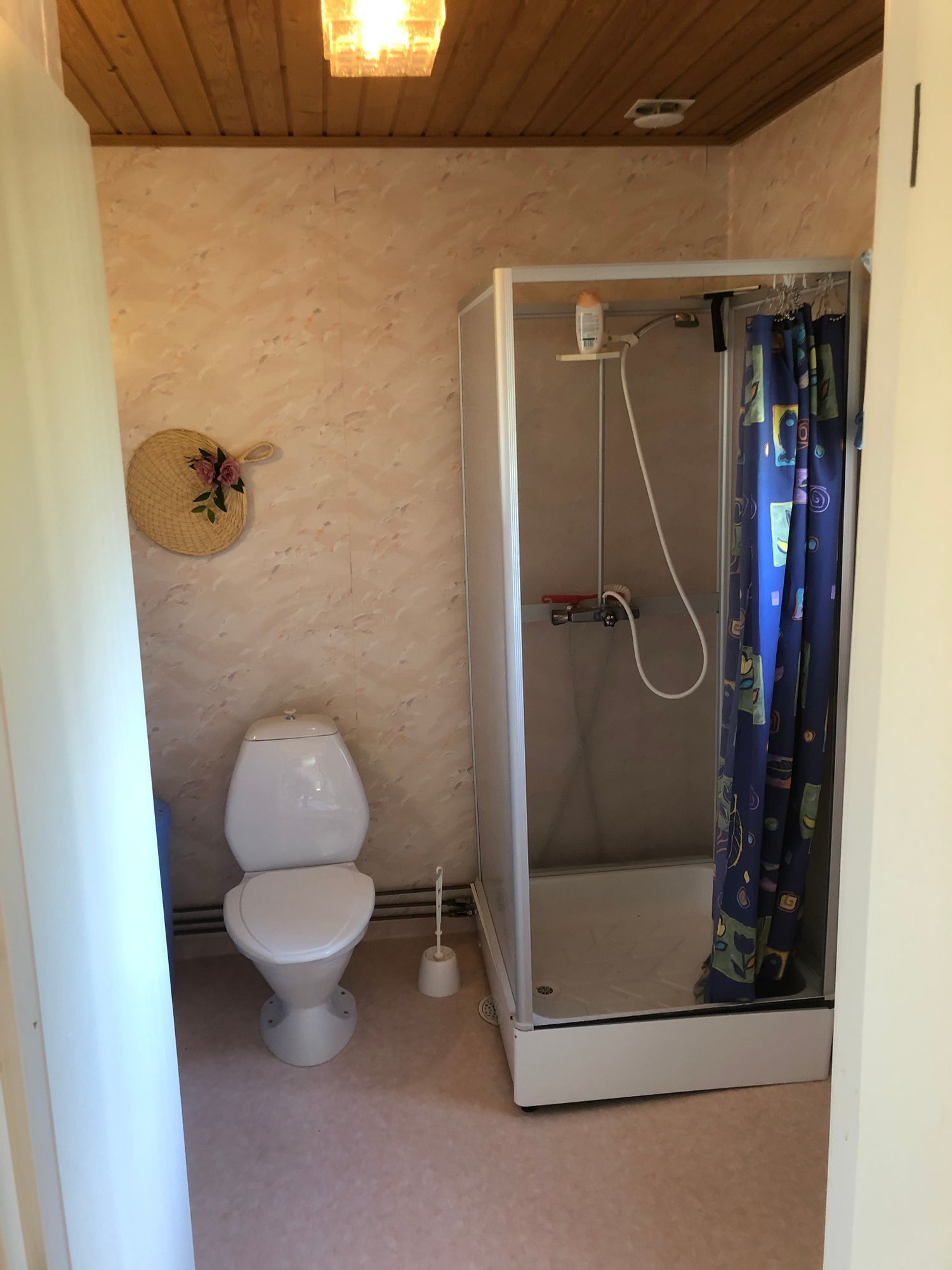 Mysig stuga i skogskanten – bild 6 av 7