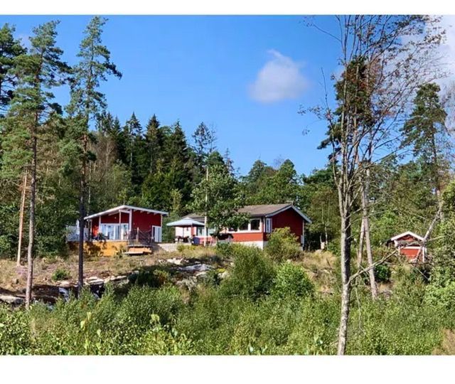 Mysig stuga med sjöutsikt, gästhus och stor altan