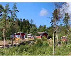 Mysig stuga med sjöutsikt, gästhus och stor altan