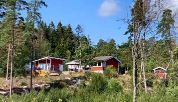 Mysig stuga med sjöutsikt, gästhus och stor altan