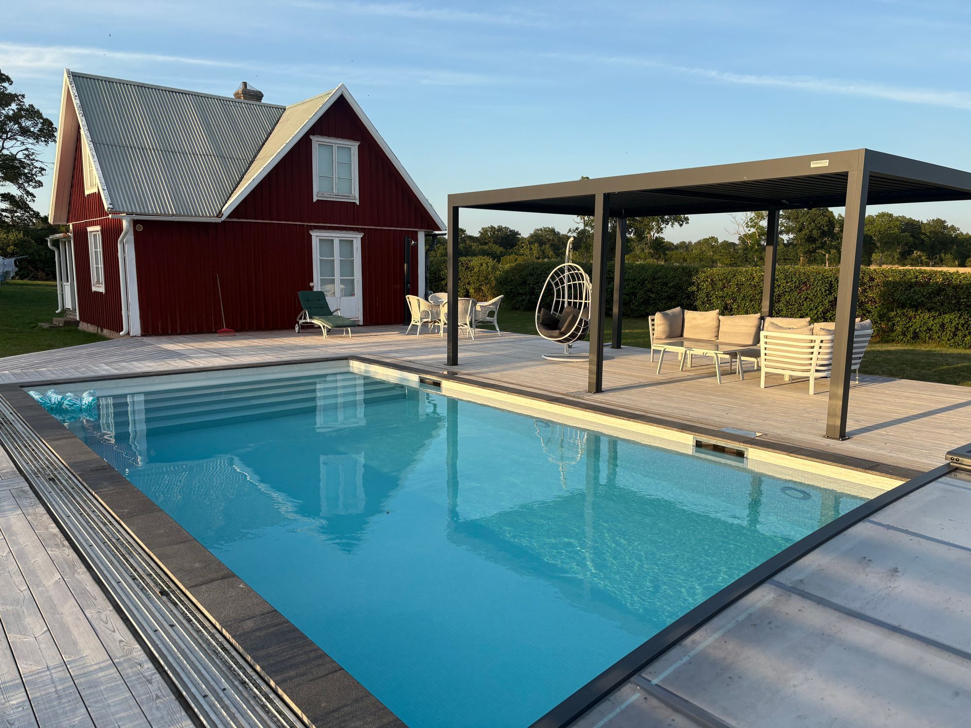 Stuga i Sandvik/Knisa med pool – bild 2 av 8