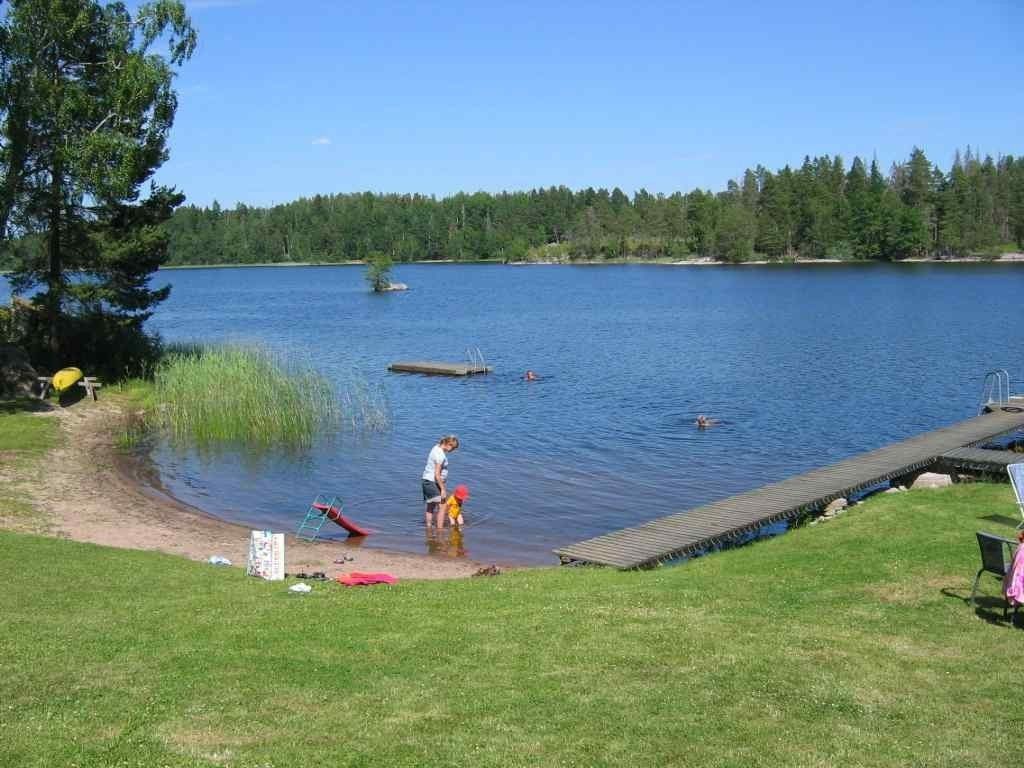 Torpstuga med sjöutsikt i vackra omgivningar. – bild 3 av 13
