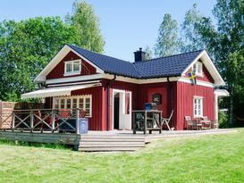 House by the lake with secluded location