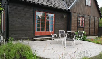 Rymligt hus med gästhus i mysiga Valleviken