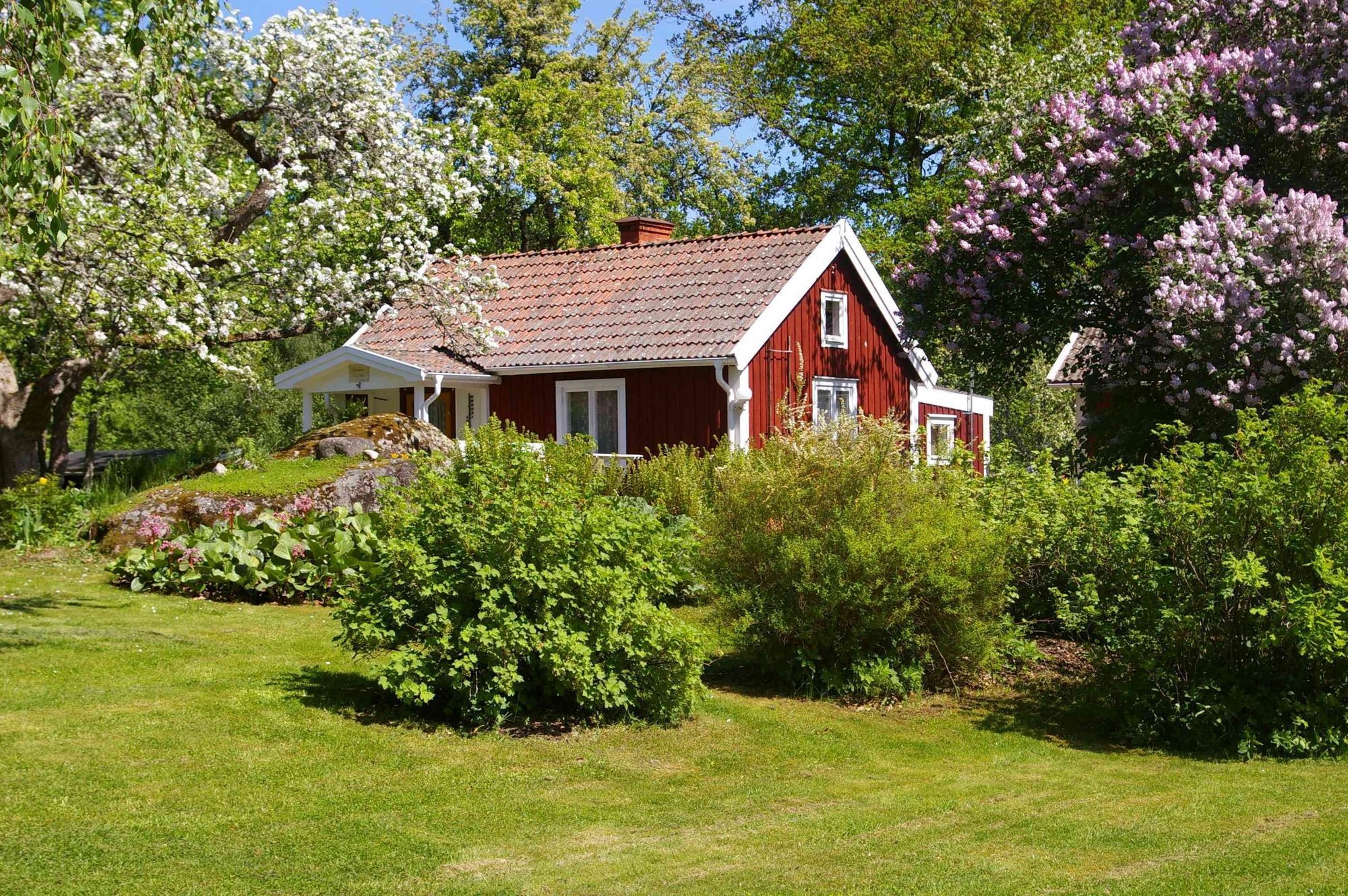 Torpstuga med sjöutsikt i vackra omgivningar.