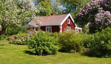 Torpstuga med sjöutsikt i vackra omgivningar.