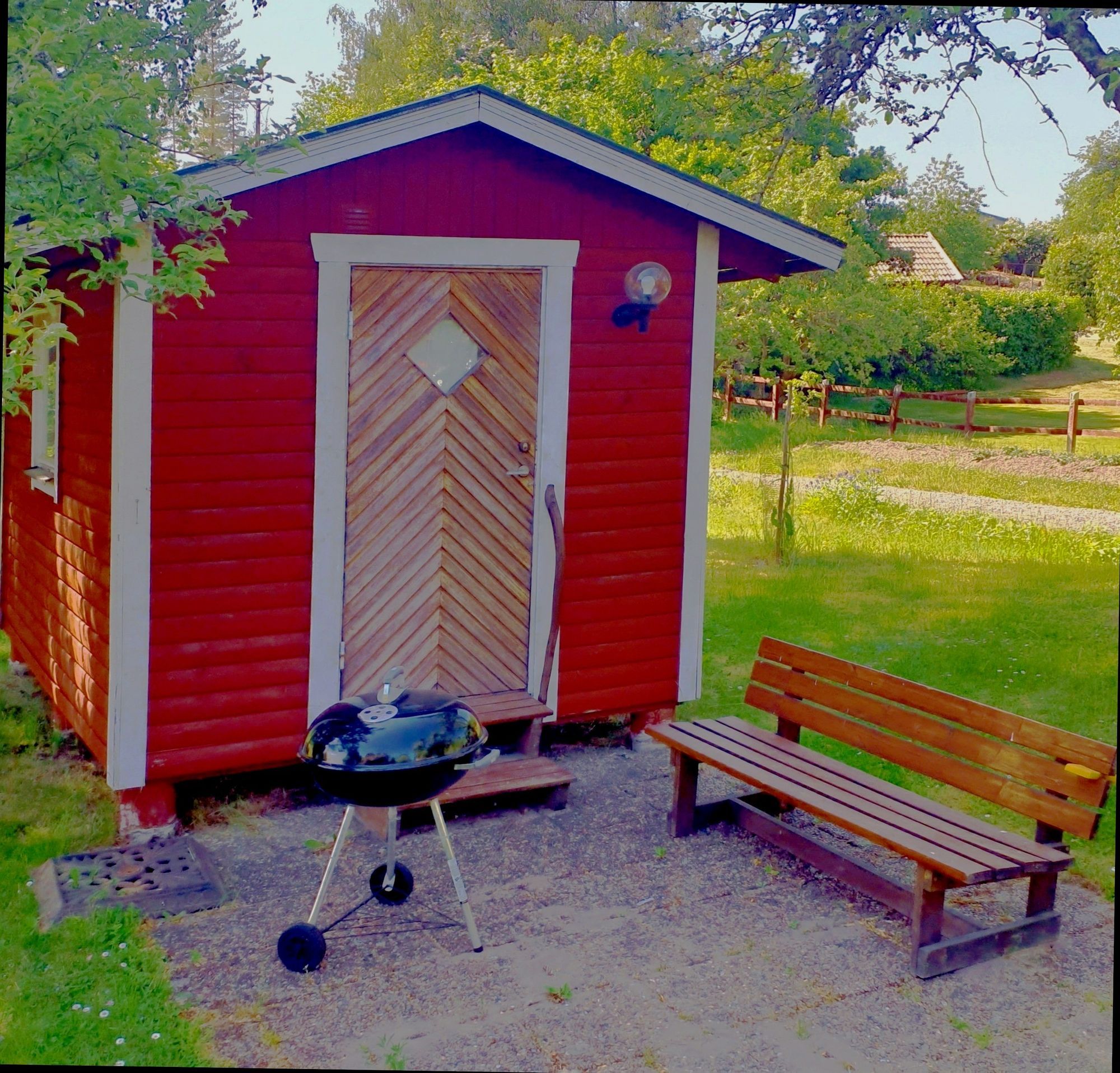 Torpstuga med sjöutsikt i vackra omgivningar. – bild 10 av 13