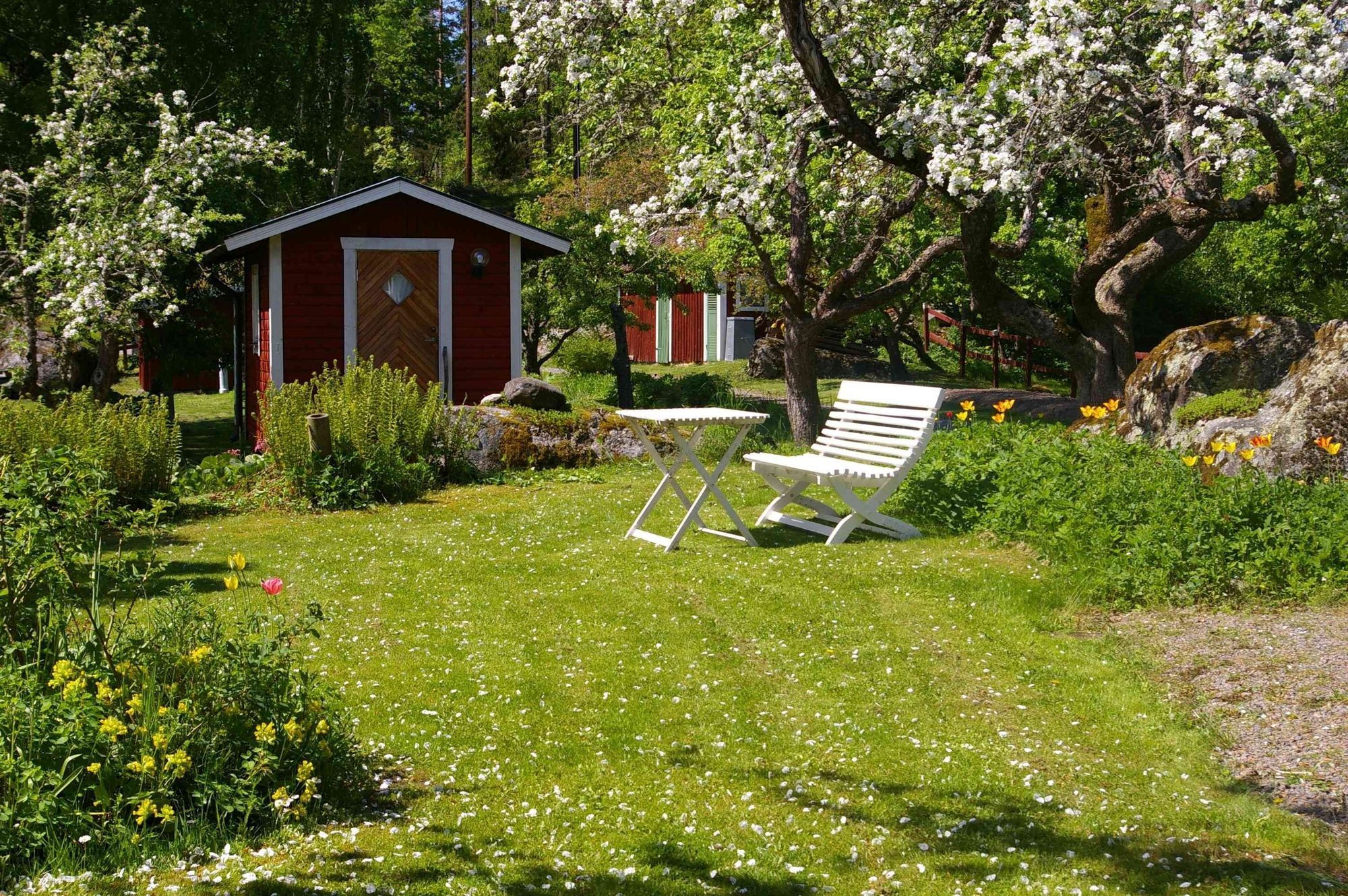 Torpstuga med sjöutsikt i vackra omgivningar. – bild 2 av 13
