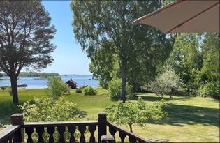 Stort hus med egen brygga