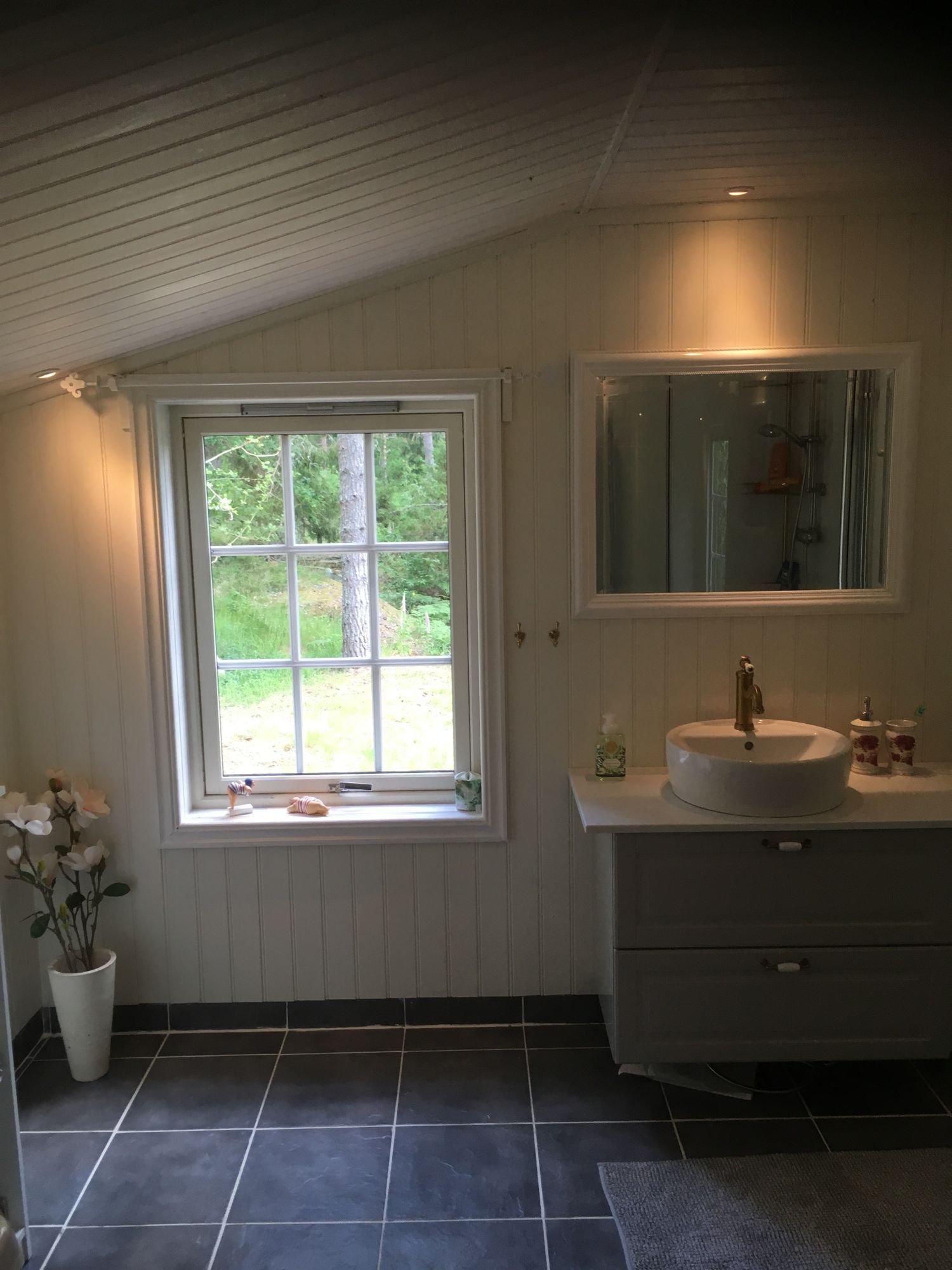 Röd stuga i Småland m egen brygga och roddbåt – bild 11 av 24