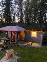 Mysig stuga i skogen nära sjö & bastu