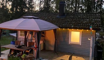Mysig stuga i skogen nära sjö & bastu