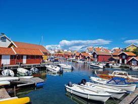 Fin stuga nära ljuvliga badorten Hälleviksstrand