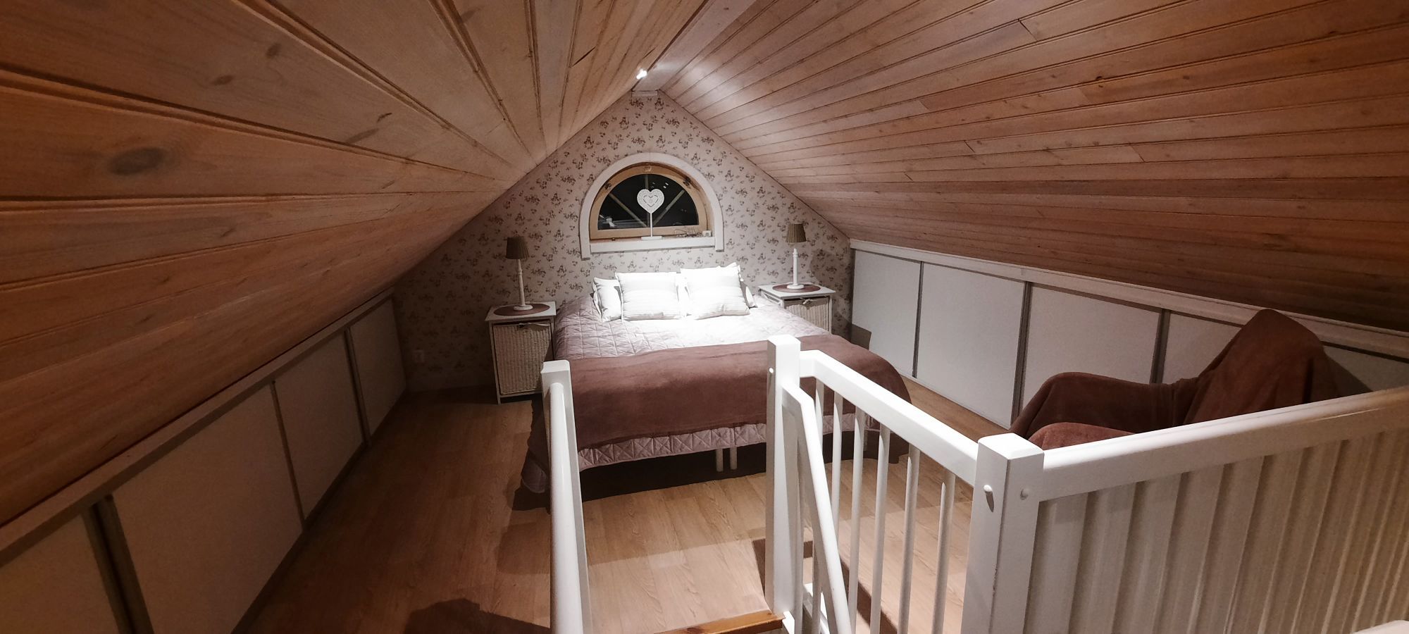 Mysigt fräscht hus i Mora med fint läge vid vatten – bild 3 av 16