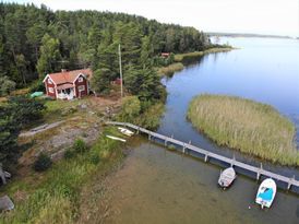 Stuga med Vänerns skärgård som granne