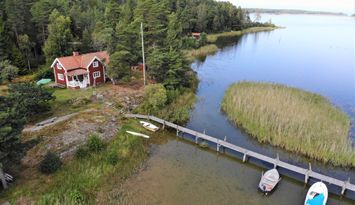 Stuga med Vänerns skärgård som granne