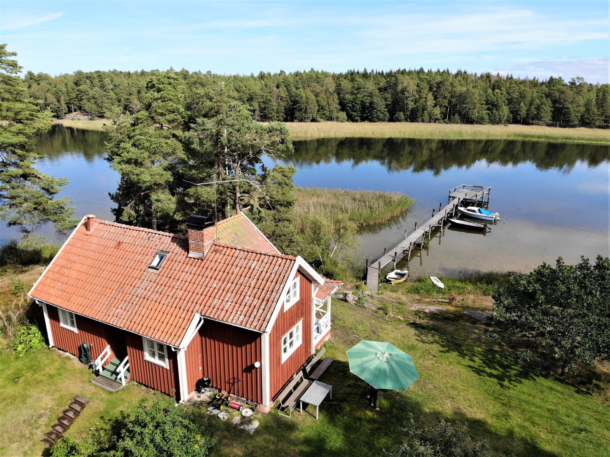 Stuga med Vänerns skärgård som granne – bild 3 av 24