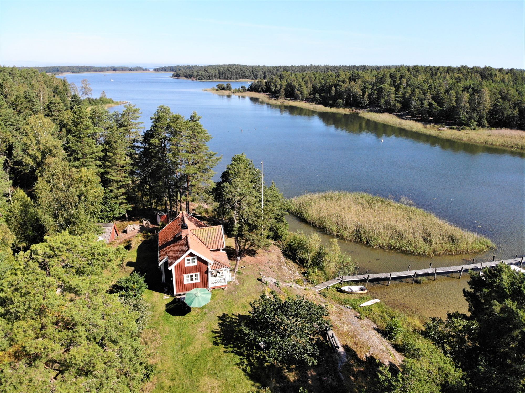 Stuga med Vänerns skärgård som granne – bild 2 av 24