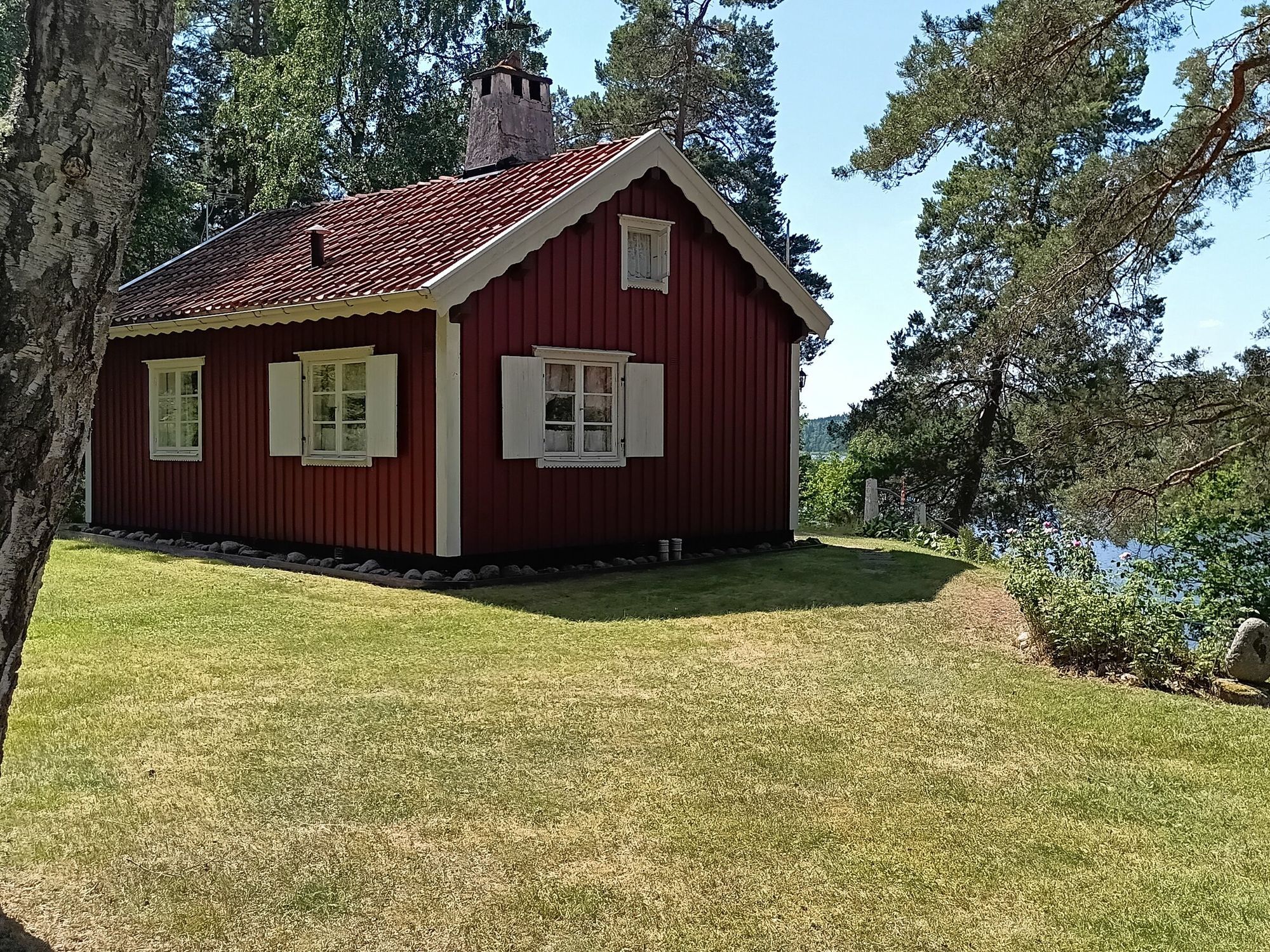 Enskilt belägen sommarstuga med egen strand – bild 11 av 14