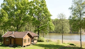 Timmerstuga vid sjö, bad & fiske