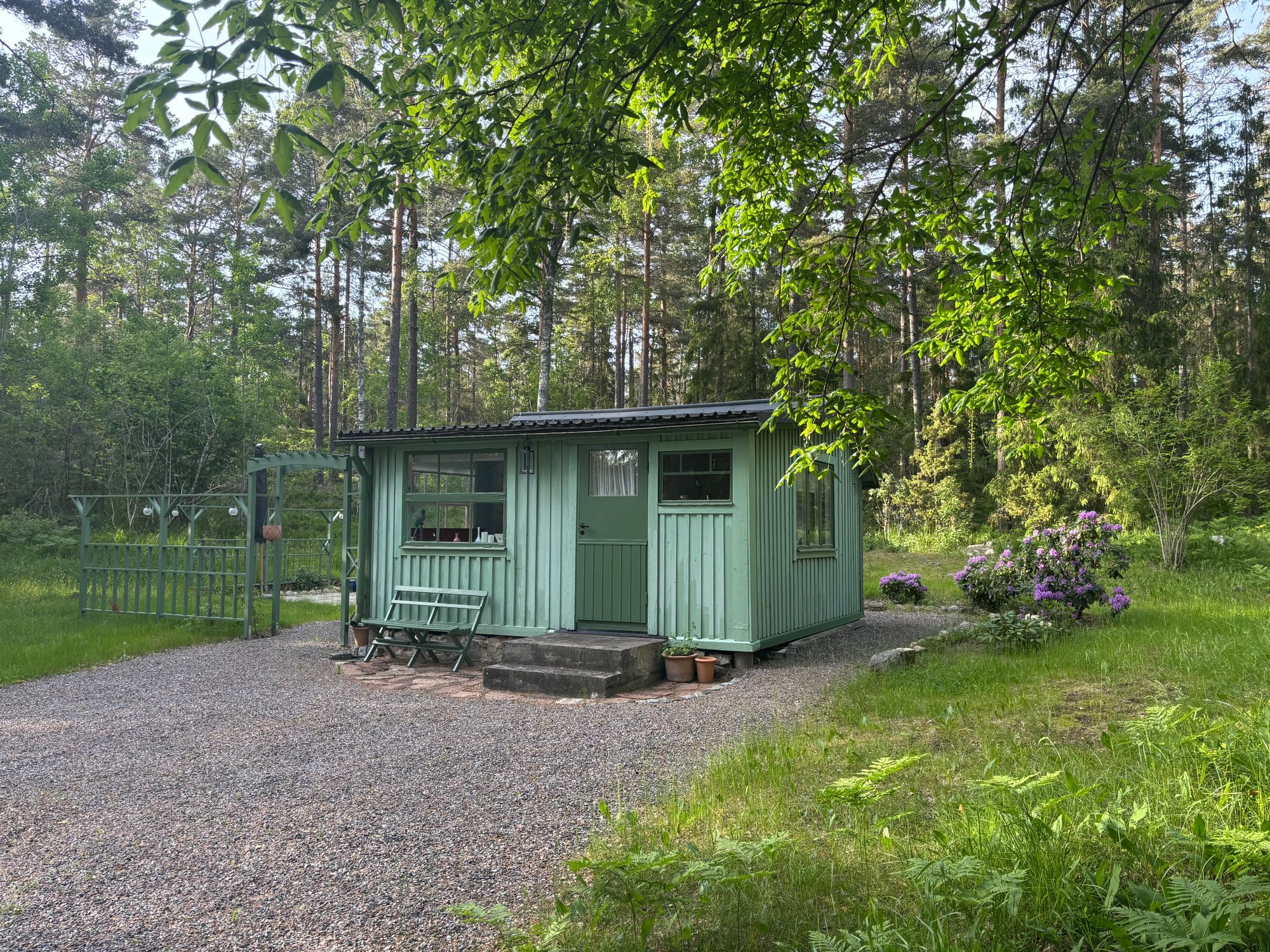 Idyllisk liten stuga vid Gamla Malmsjön