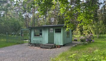 Idyllisk liten stuga vid Gamla Malmsjön