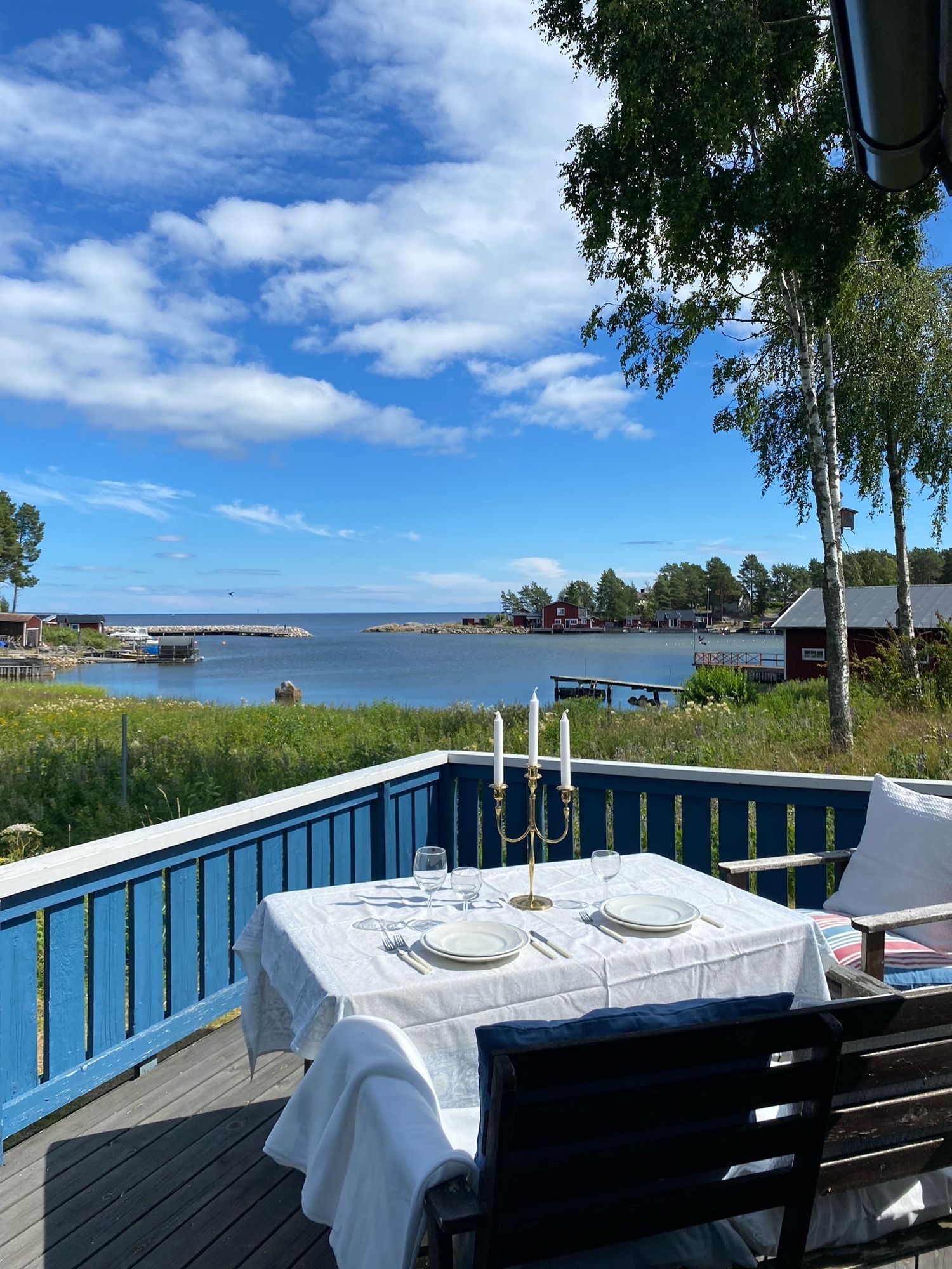 Stuga med fantastiskt läge vid havet i Stocka – bild 3 av 14