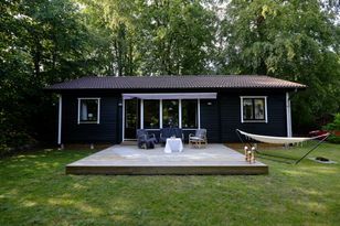 Stuga på naturskön skogstomt uthyres