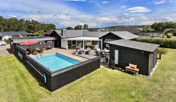 Familjevilla med uppvärmd pool & bastu nära havet