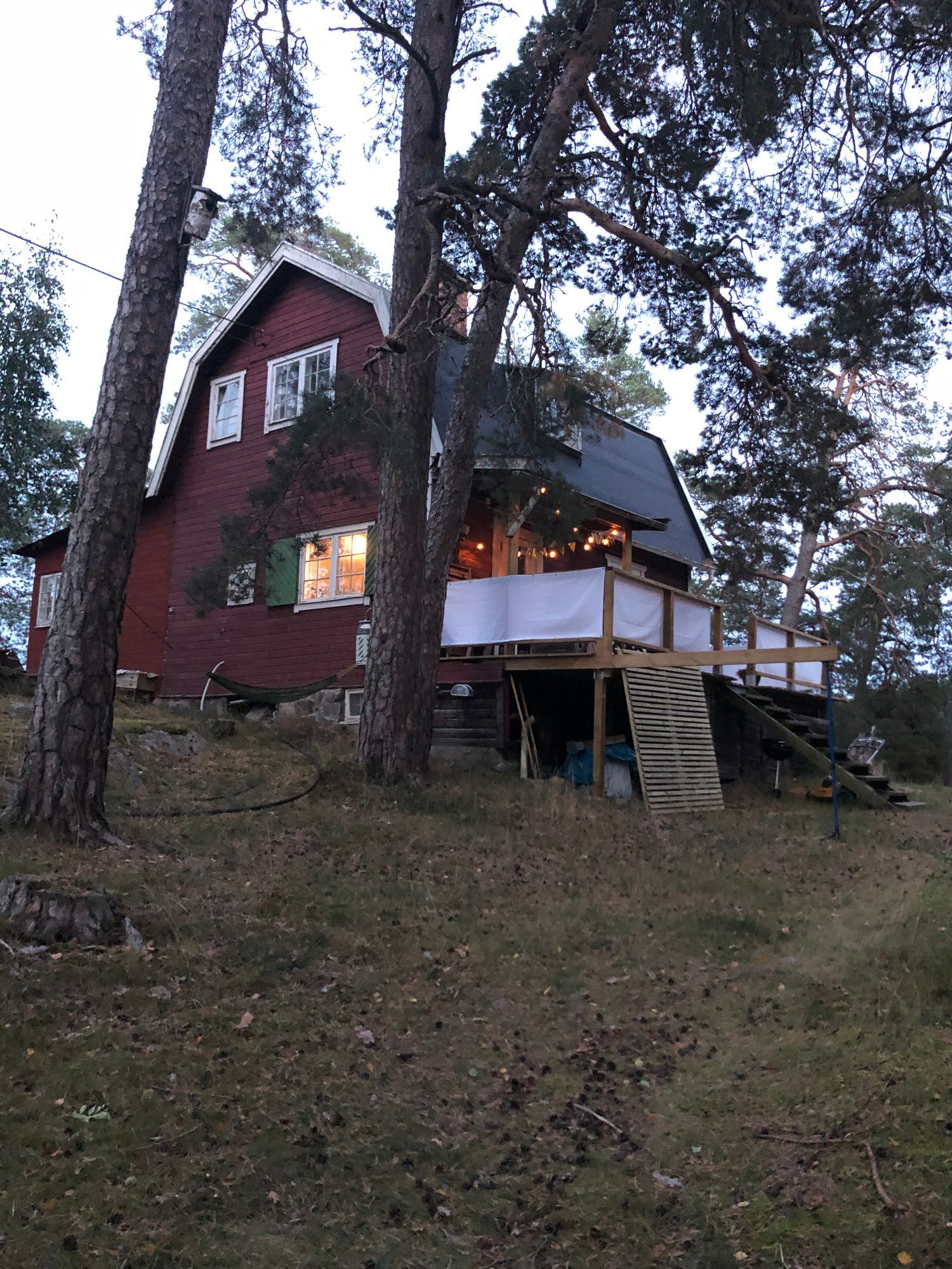Hus vid havet nära stan – bild 2 av 8