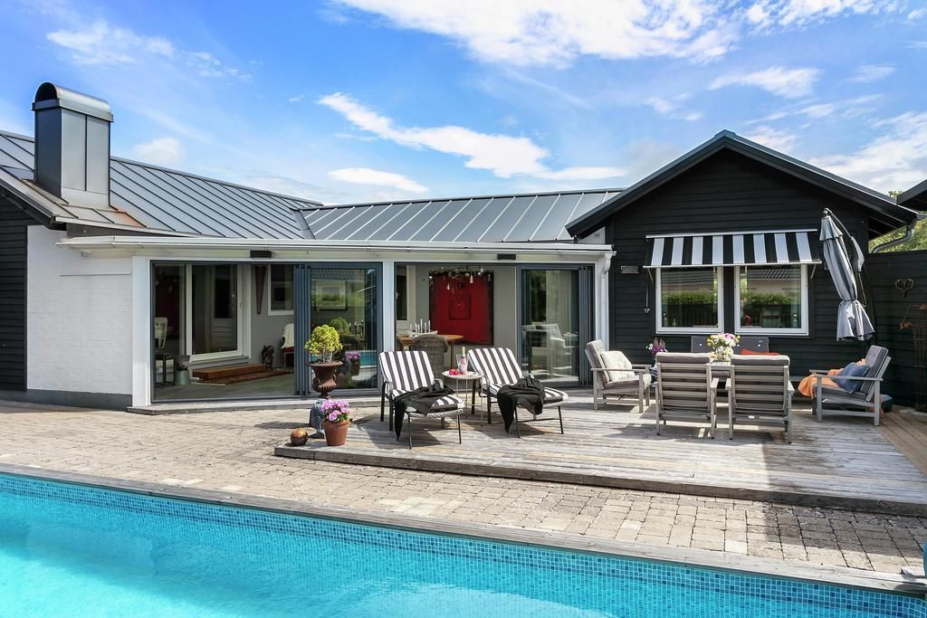 Familjevilla med uppvärmd pool & bastu nära havet – bild 6 av 24