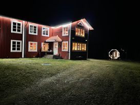 Semester i Hälsingegård, sjöutsikt, 14 bäddar