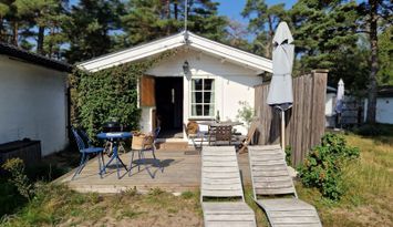 Liten mysig stuga med badrocksavstånd till havet