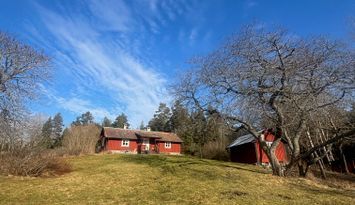 Charmig stuga på Ornö – nära hav, skog och natur