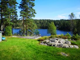 Mysig stuga vid sjö