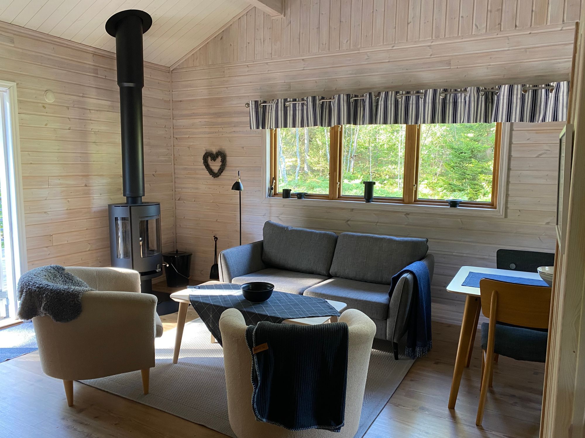 Modernt fritidshus i magisk ytterskärgård – bild 16 av 24