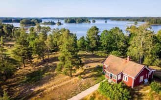 Idyllic house by lake Solgen in Småland