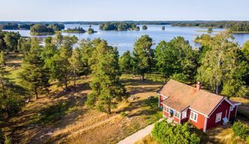 Idyllic house by lake Solgen in Småland