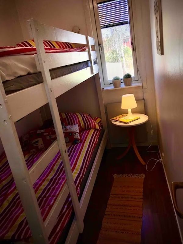 Mysig stuga med sjöutsikt, gästhus och stor altan – bild 12 av 24