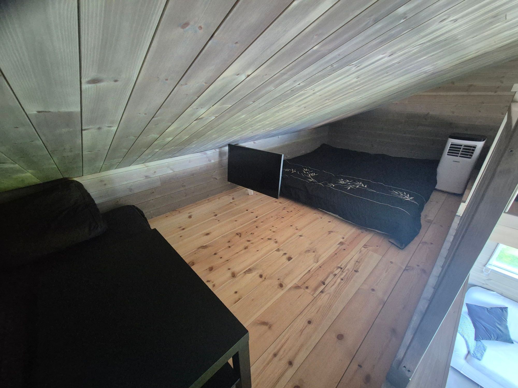 Stuga vid vattnet – bild 8 av 10