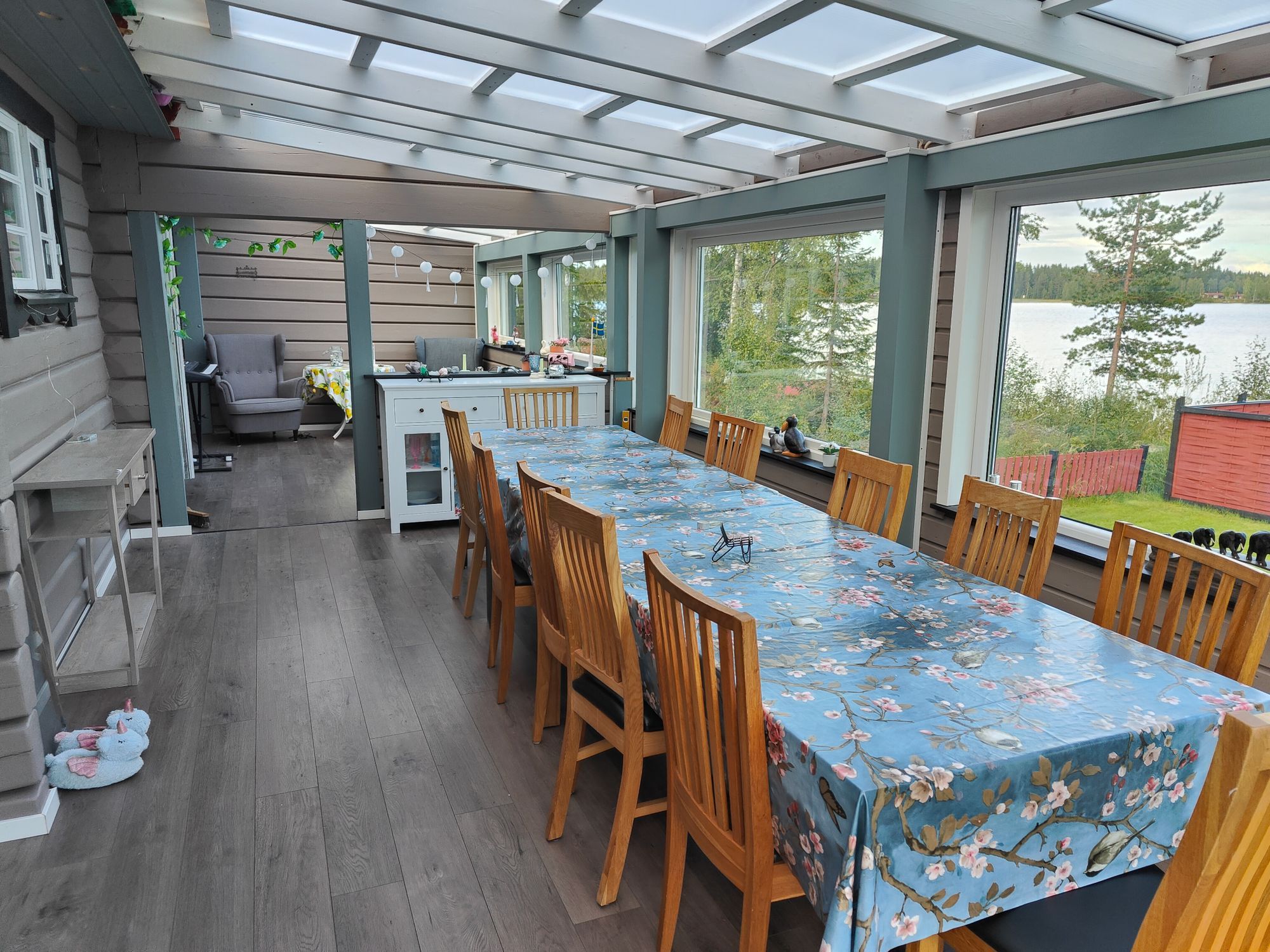 Stuga med strandläge. – bild 3 av 10