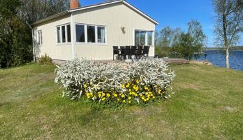 Sommarstuga med strandtomt.