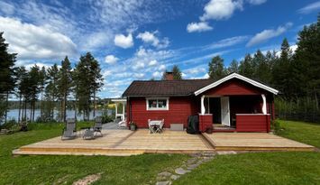 Charmig barnvänlig stuga vid sjö och skidåkning