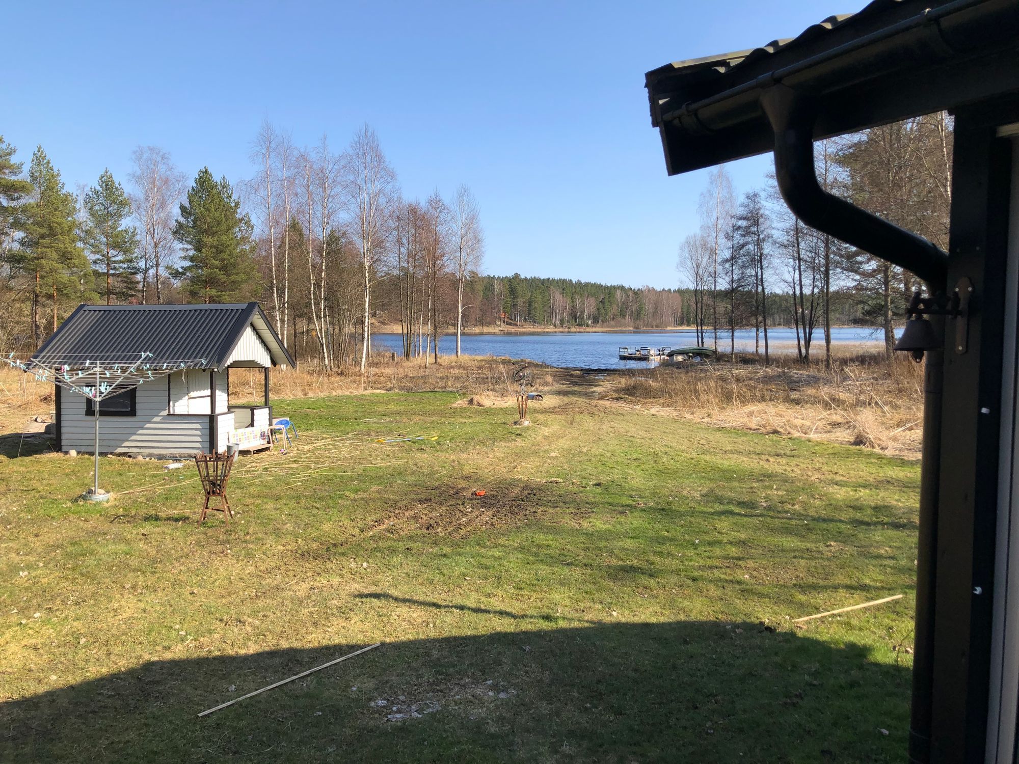 Timmerstuga vid en sjö i Småland – bild 4 av 24