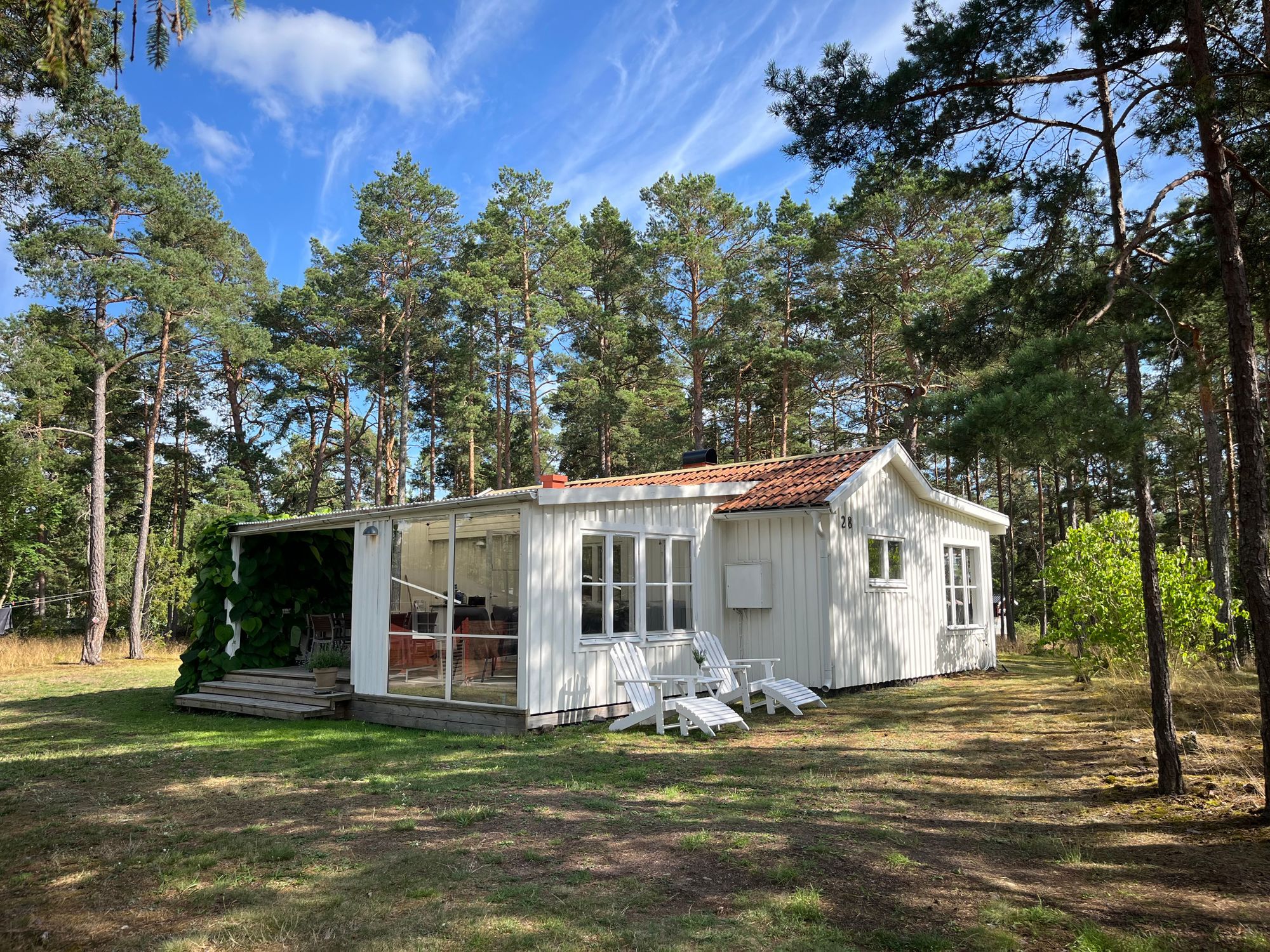 Charmig stuga på Oknö - havsnära tomt!
