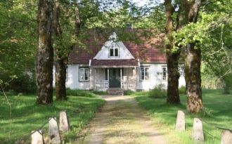 Stort hus med stor trädgård