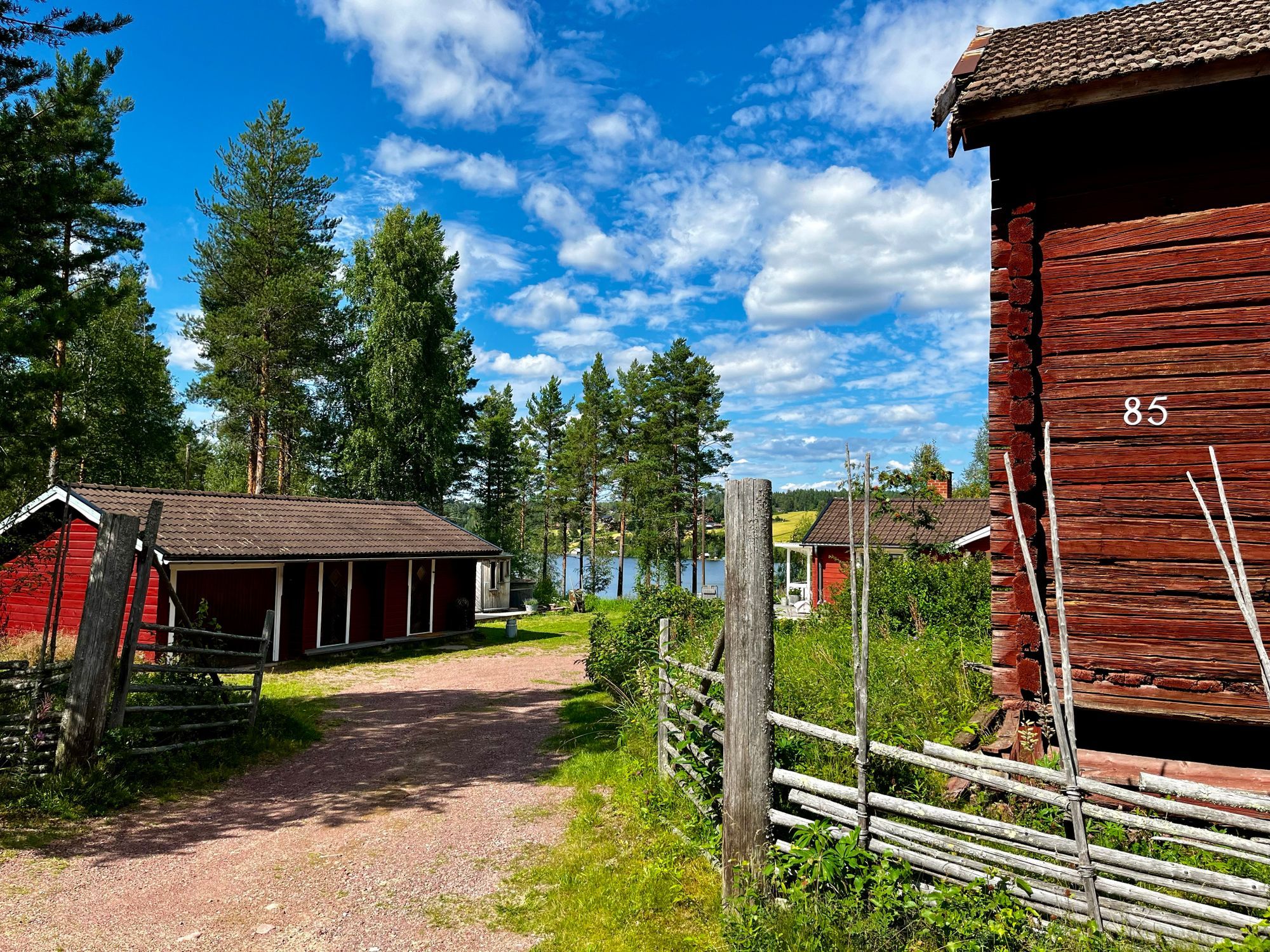 Charmig stuga med bastu och egen brygga – bild 4 av 24