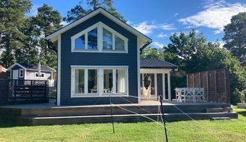 Modern stuga nära havet