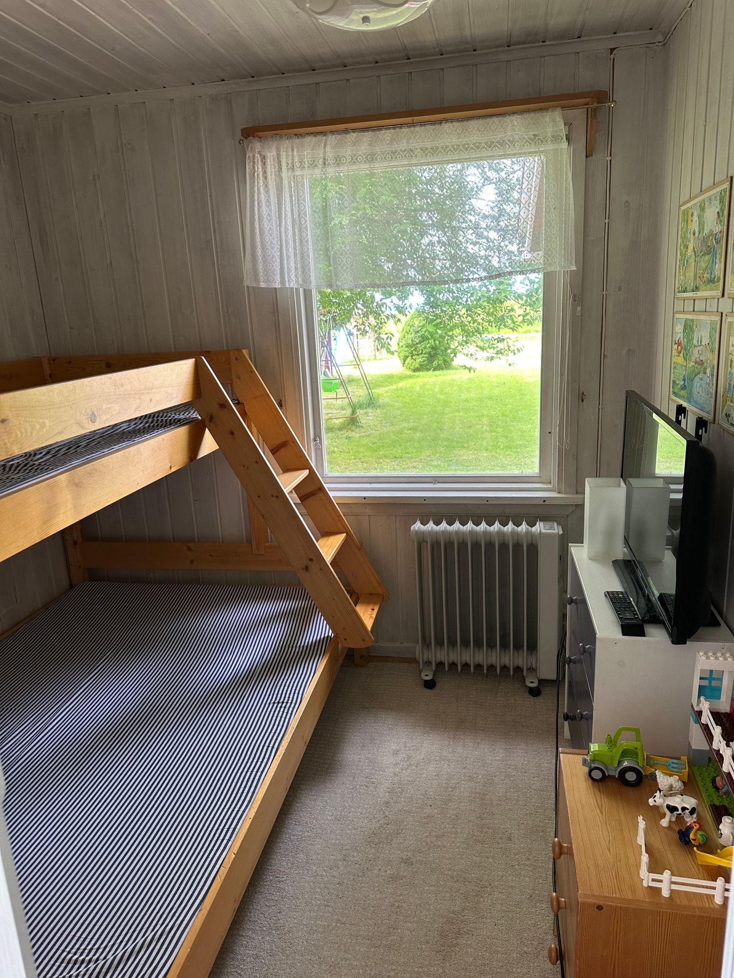 Stugan med sjöutsikt nära bad och handelsbod – bild 21 av 24